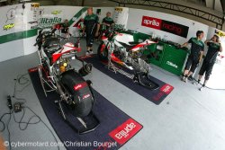 En 2012, le stand Aprilia sera "partagé" en deux entre Max Biaggi et Eugene Laverty