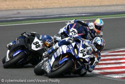 Gimbert menacé par des p'tits jeunes dans la 2e manche superbike