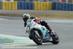 Une BMW devant les machines officielles aux essais libres des 24H moto
