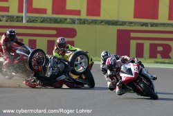 Une MV agusta en travers de la piste