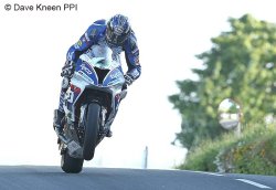 Ian Hutchinson seul à passer la barrière des 130 mp/h