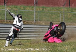 Lucas Mahias danse avec sa moto