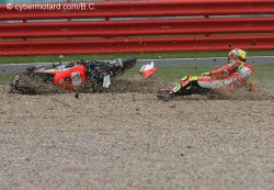 Chute spectaculiare de Rossi lors des essais de Silverstone
