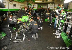 18h20 : Chute de Randy de Puniet sur la Kawasaki N°11