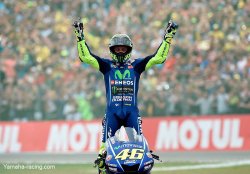 Rossi..remet Zarco dans le droit chemin !