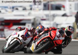 Max Biaggi résiste aux attaques de Jonathan Rea