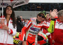 Valentino Rossi continue de faire le clown sur la grille de départ...manière de masquer son désarroi ?