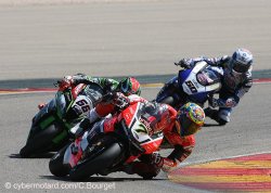 Dans la 2e manche, Sykes tente en vain de résister à Chaz Davies !