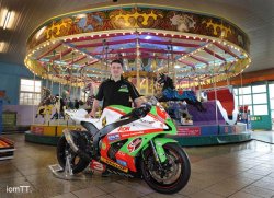 En 2011, Michael roulera Kawasaki au Tourist Trophy