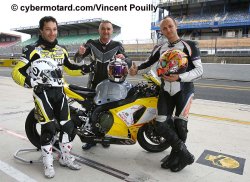 Une bande de guerriers sur une Suzuki