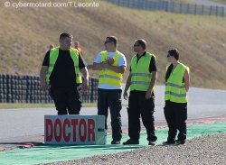 Les commissaires de piste and the "Doctor"