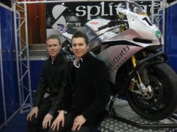 Florian Marino pose avec John Laverty devant l' Aprilia RSV4