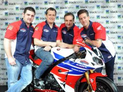 De gauche à droite : Michael Dunlop, John Mc Guiness, Michael Rutter et Simon Andrews. Manque Cameron Donald qui doit être chez lui en Nouvelle Zélande !