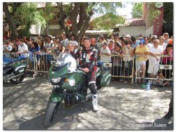 Déçu, Manu a décidé de se recycler dans la "Gendarmaria Argentina", à moto, bien sûr !