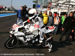 Après l' abandon de la Suzuki N°110, la Suzuki N°50 prend les renes du Superstock de ce Bol d'Or.