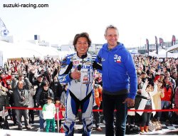Yukio Kagayama fait la présentation de Kewin Schwantz au public japonais.