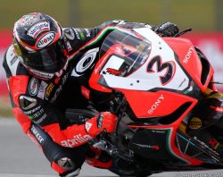 Avec ce doublé Max Biaggi accroît son avance au championnat.