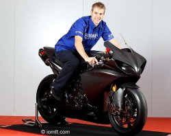 En 2011 Ian Hutchinson défendra les couleurs Yamaha au TT