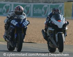 Kenan Sofuoglu ( roue levée) attaque un pilote amateur !