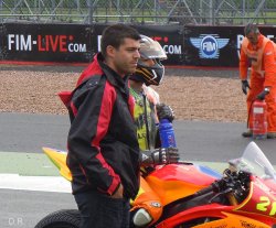 Jean Dominique Brechon avec Anthony Dumont sur la grille de départ du 600 superstock de Magny cours