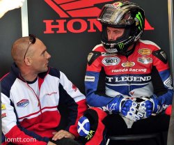 John Mc Guiness et Keith Amor dans le stand Honda TT Legends