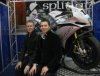Florian Marino pose avec John Laverty devant l' Aprilia RSV4