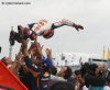 A la fin du motoGP du Sachsenring, Marquez est porté en triomphe par son équipe