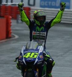Rossi remporte sa 4e victoire de la saison sur une piste détrempée