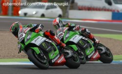 Une lutte mano à mano entre les pilotes Kawasaki !