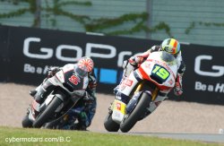 Xavier Siméon franchit la ligne d'arrivée du Moto2 en vainqueur talonné par Johann Zarco !