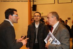 Damien Saulnier en pleine discussion avec François Etterle, directeur commercial Suzuki.