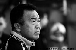 Les japonais dans la course. Le team 100% japonais réalise une superbe course sous l' œil de Ken Tsutsui, le team manager.