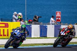 Stefano Manzi emporte la première manche supersport avec brio