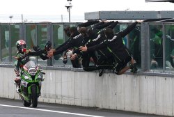 Jonathan Rea salué par son équipe après la 2e manche