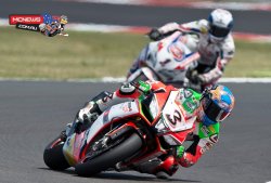 Max Biaggi donne une leçon de pilotage à Sylvain Guintoli