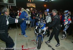 Duel intense durant la nuit entre la Suzuki N°1 et la Honda N°111