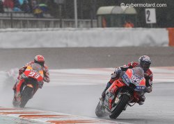 Dovizioso mène devant Marc Marquez