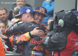 Bradley Smith félicite son co-équipier