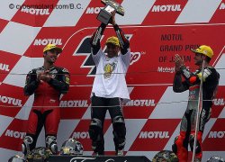 Sur le podium de Motegi, Johann Zarco est applaudi par les deux allemands : Folger et Cortese !
