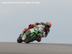 Tom sykes survole la 2e manche de Donongton